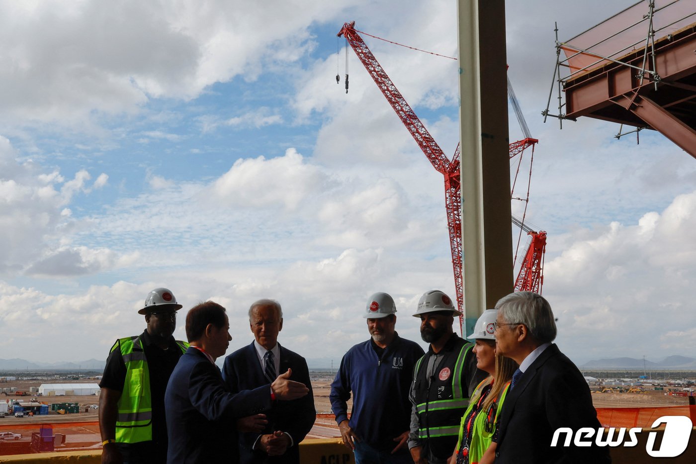 본문 이미지 - 6일(현지시간) 미국 애리조나주 피닉스에서 조 바이든 미국 대통령이 애리조나주 최초의 TSMC 팹 공장을 방문하고 마크 리우 회장의 말을 듣고 있다. ⓒ 로이터=뉴스1 ⓒ News1 권진영 기자