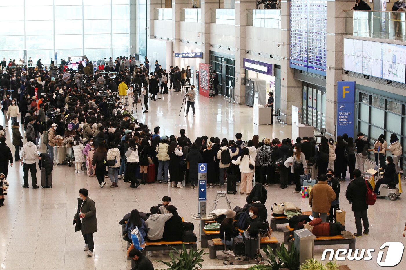 본문 이미지 - 7일 오후 인천국제공항이 2022 카타르 월드컵을 마치고 귀국하는 대한민국 축구대표팀 선수들을 기다리는 팬들과 취재진들로 붐비고 있다. 2022.12.7/뉴스1 ⓒ News1 김민지 기자