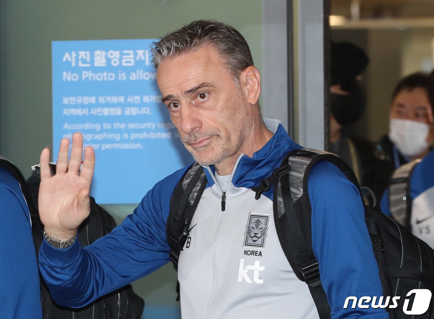 본문 이미지 - 파울루 벤투 대한민국 축구대표팀 감독이 2022 카타르 월드컵을 마치고 7일 오후 인천국제공항을 통해 입국하며 손을 흔들고 있다. 2022.12.7/뉴스1 ⓒ News1 김민지 기자