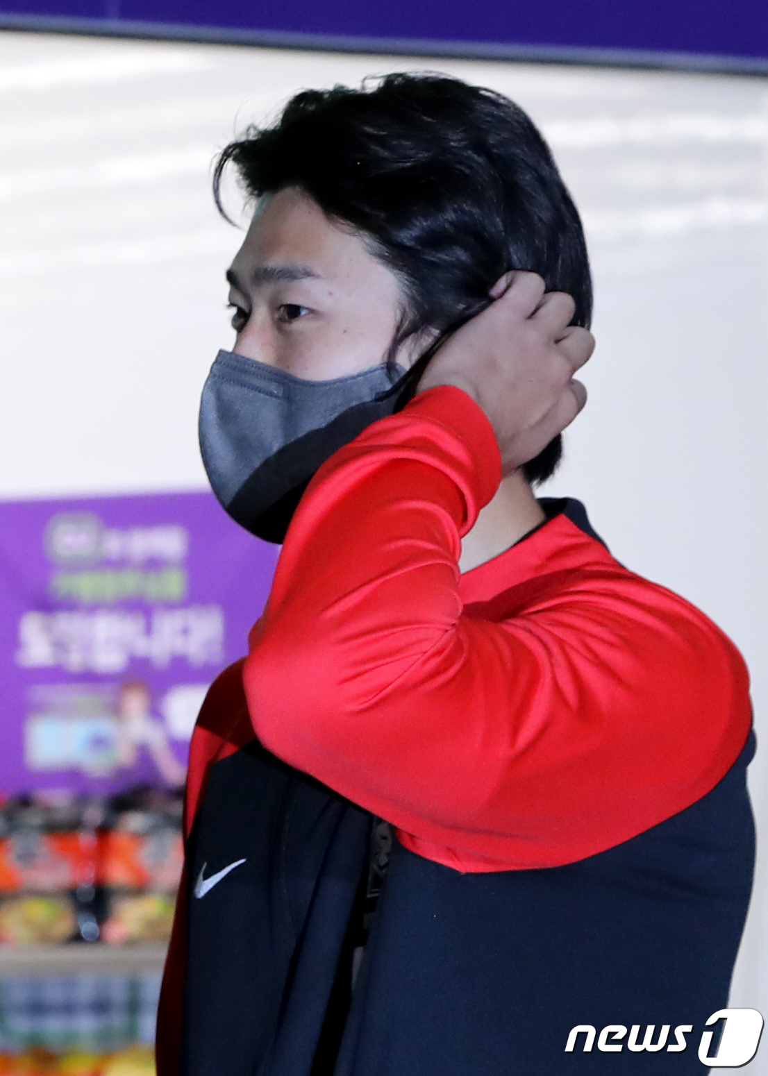 (인천공항=뉴스1) 장수영 기자 = 2022 카타르월드컵 16강을 달성한 대한민국 축구 국가대표팀 조규성이 7일 오후 인천국제공항 제1터미널을 통해 귀국하고 있다.파울루 벤투 감독 …