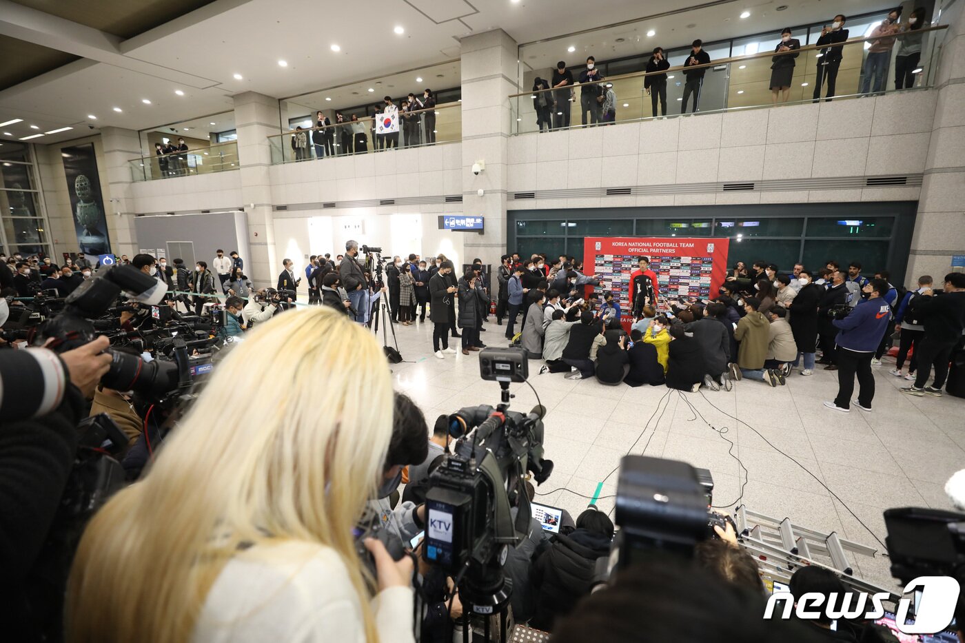 본문 이미지 - 대한민국 축구대표팀 조규성이 2022 카타르 월드컵을 마치고 7일 오후 인천국제공항을 통해 귀국하며 소회를 밝히고 있다. 2022.12.7/뉴스1 ⓒ News1 김민지 기자