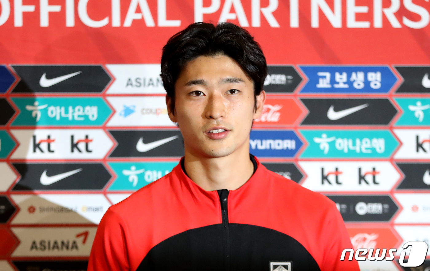 (인천공항=뉴스1) 장수영 기자 = 2022 카타르월드컵 16강을 달성한 대한민국 축구 국가대표팀 조규성이 7일 오후 인천국제공항 제1터미널을 통해 귀국한 뒤 취재진과 인터뷰 하고 …