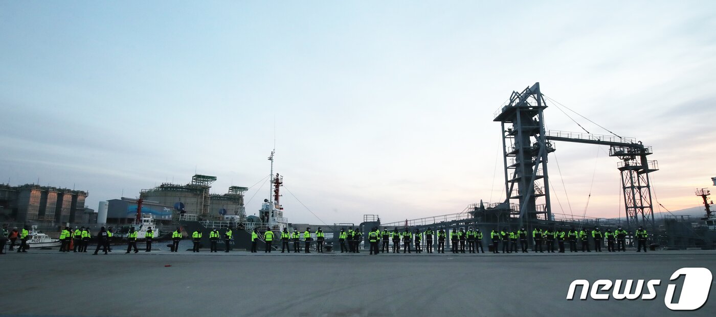 본문 이미지 - 민주노총 공공운수노조 화물연대본부 총파업 15일째인 8일 오전 파업 후 처음으로 시멘트가 반입된 제주시 애월항에서 경찰관들이 시멘트 운반선 앞을 지키고 있다. 2022.12.8/뉴스1 ⓒ News1 오현지 기자