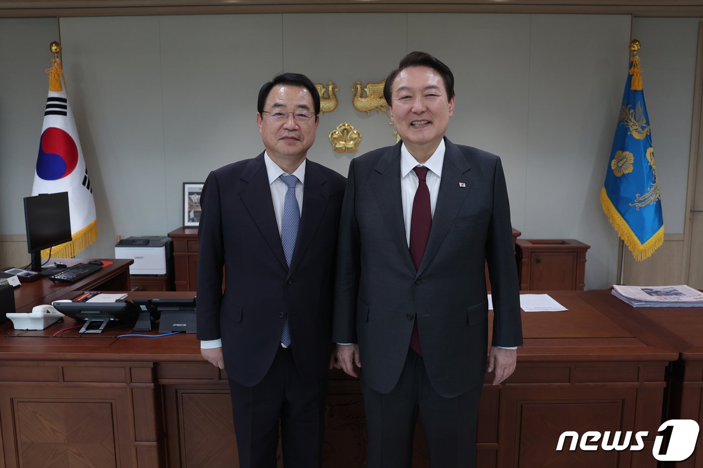 윤석열 대통령이 지난 7일 용산 대통령실 청사에서 열린 한국법학교수회 임원진과의 오찬 간담회에서 정영환 회장&#40;고려대 법학전문대학원 교수&#41;과 기념 촬영을 하고 있다. &#40;대통령실 제공&#41; 2022.12.8/뉴스1 ⓒ News1 오대일 기자