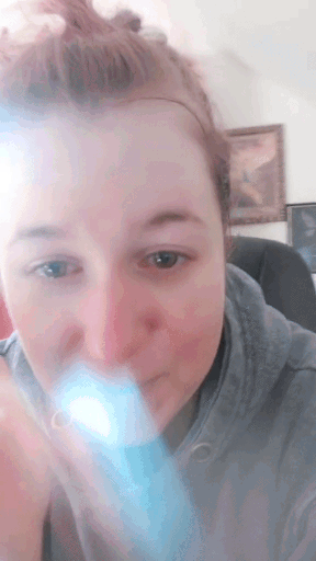 본문 이미지 - 신예 작가 첼시 배닝이 아마존 판타지 장르 베스트셀러 1위에 오른 소식을 전하며 감동의 눈물을 흘렸다. (틱톡)