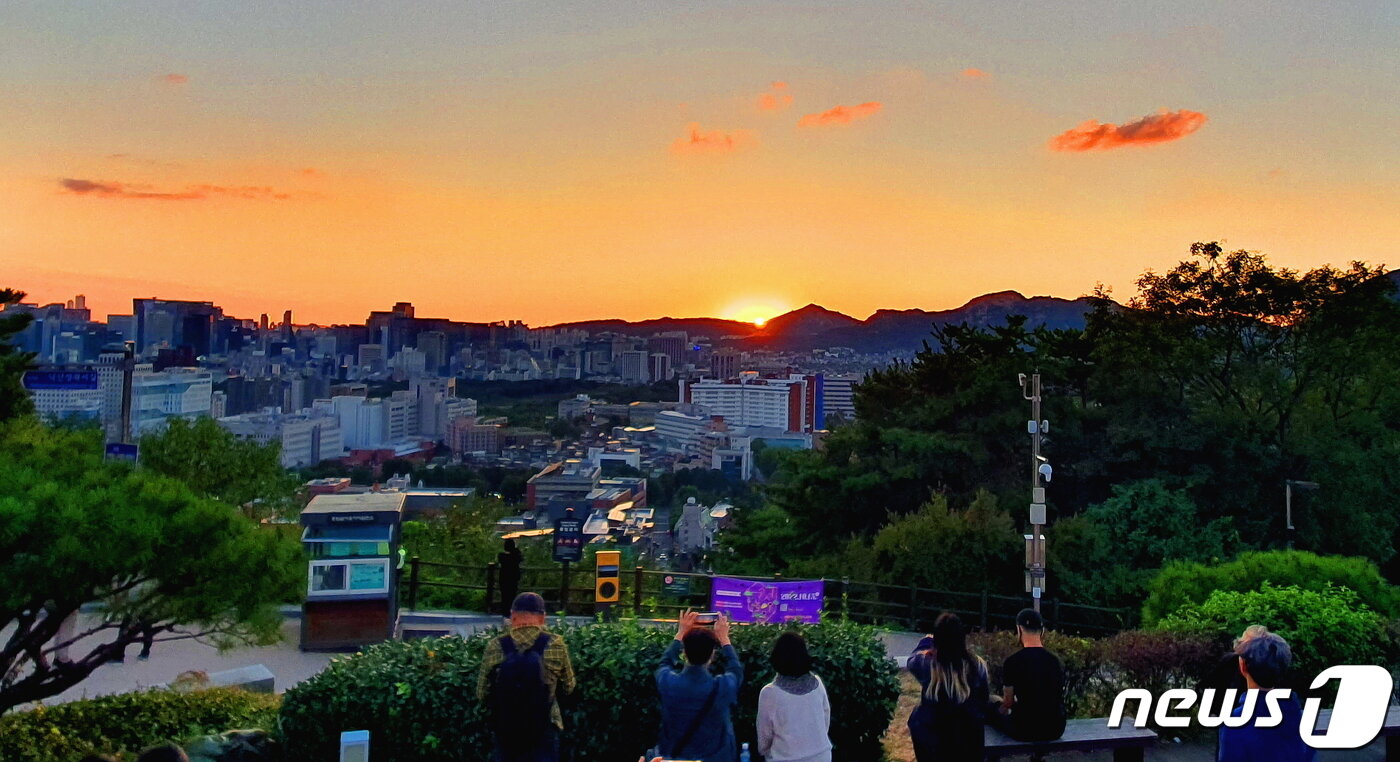 본문 이미지 - 낙산 정상에서 바라보는 노을. 안산 너머로 떨어지는 낙조가 주변을 붉게 물들이고 있다.