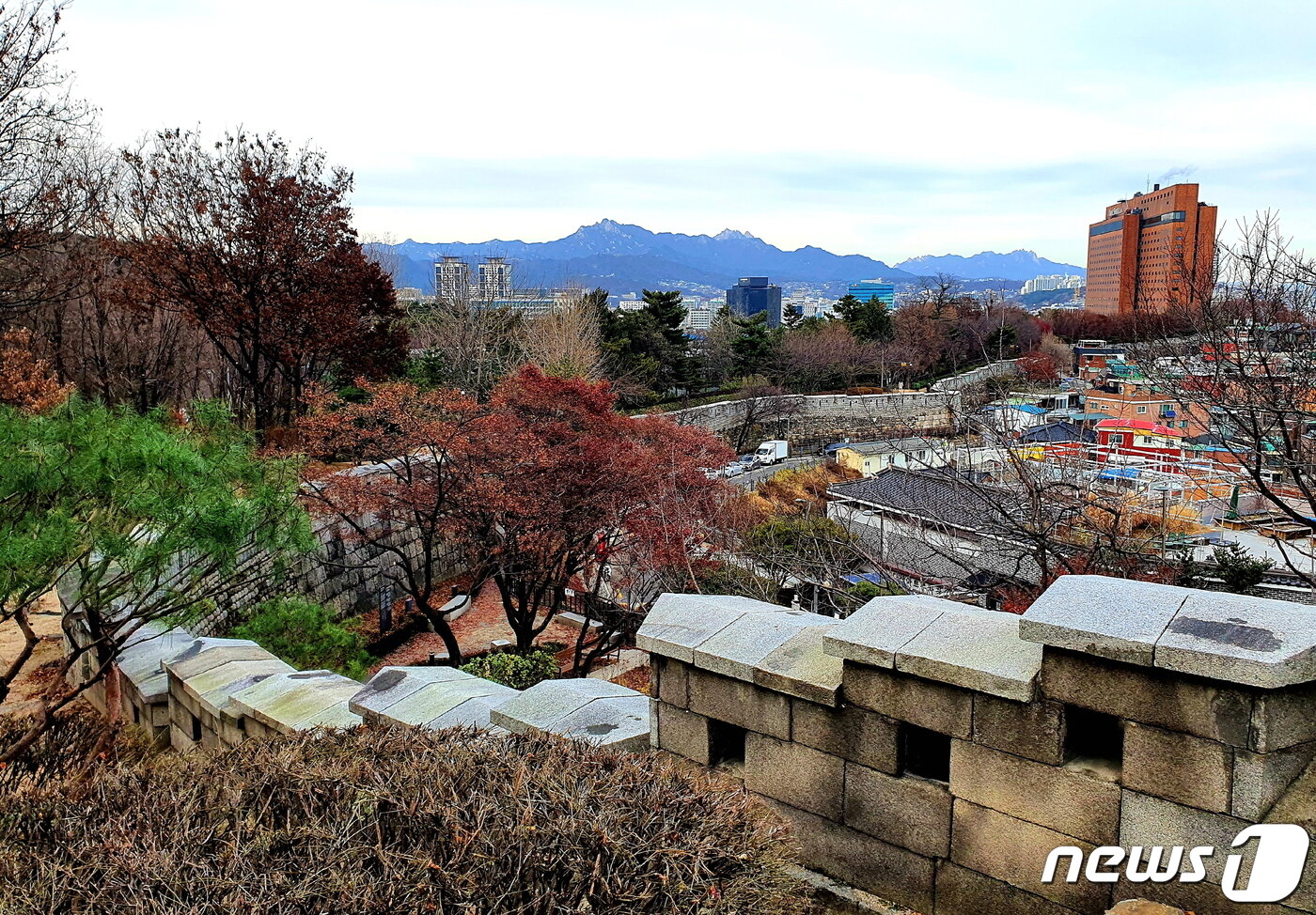 본문 이미지 - 다산동 성곽에서 본 서울, 멀리 북한산과 도봉산, 오른쪽은 신라호텔.