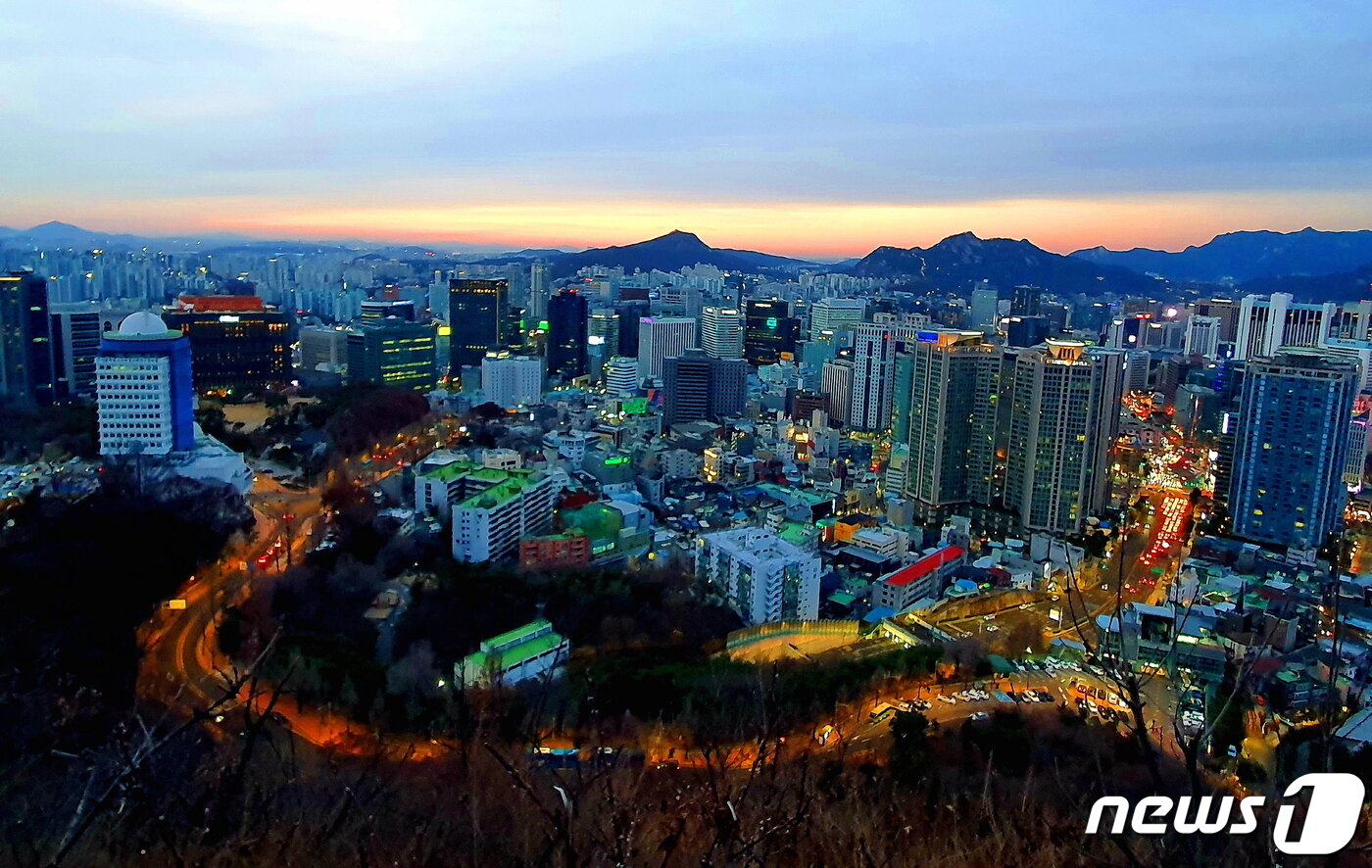 본문 이미지 - 서울의 석양. 백범광장으로 내려서며 잠두봉(蠶頭峯)전망대에서 바라본 노을. 가운데 안산, 오른쪽으로 인왕산과 북한산.