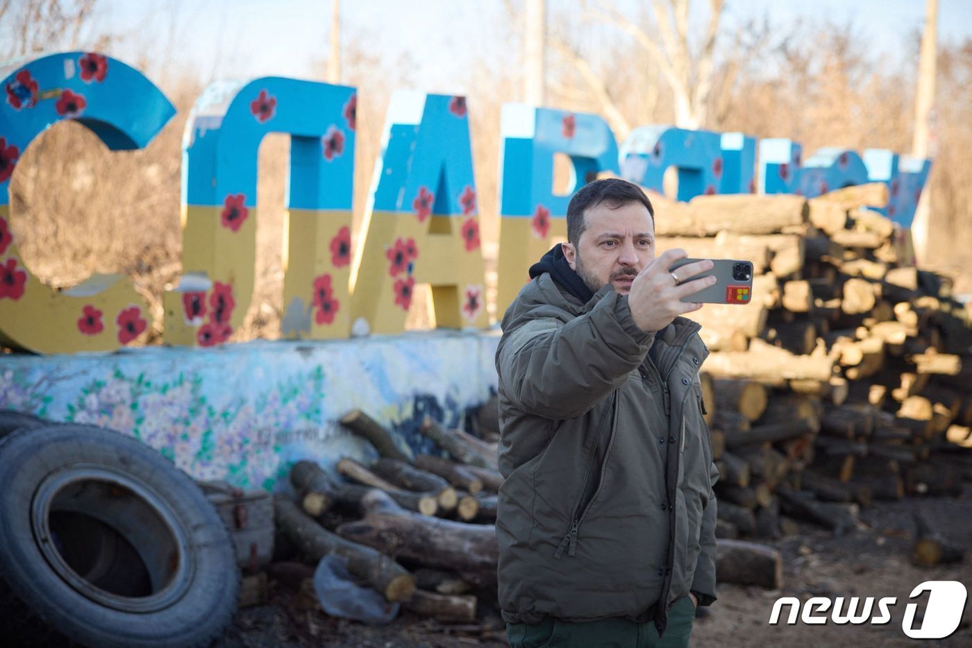 본문 이미지 - 볼로디미르 젤렌스키 우크라이나 대통령이 6일(현지시간) 국군의 날을 맞아 도네츠크 슬로비안스크를 방문해 연설을 녹화하고 있다. ⓒ AFP=뉴스1 ⓒ News1 우동명 기자