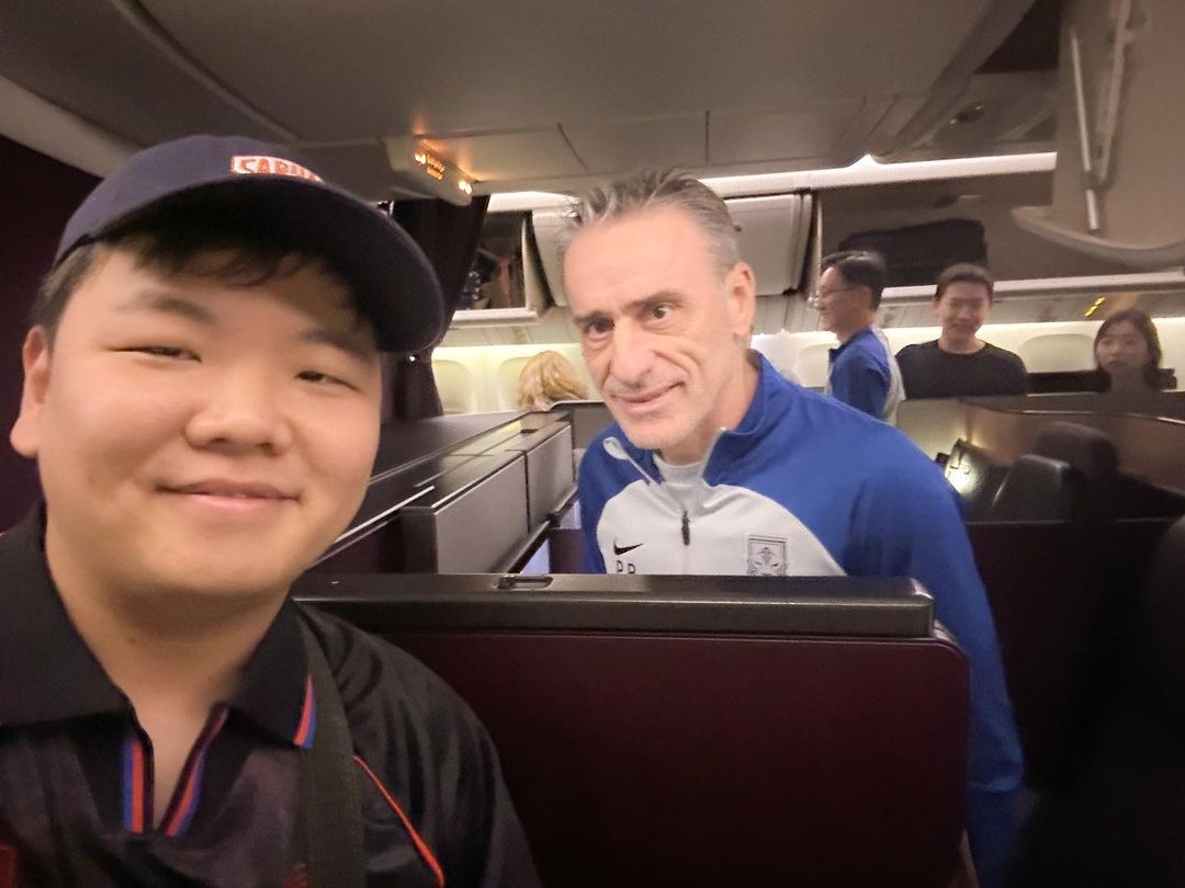 본문 이미지 - 115만 구독자를 보유한 유튜버 '곽튜브'가 7일 귀국 항공편에서 대한민국 축구대표팀을 이끄는 파울루 벤투 감독과 선수들을 마주쳤다. (인스타그램 갈무리)