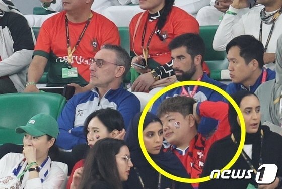 본문 이미지 - 파울루 벤투 대한민국 축구대표팀 감독이 2일 오후(현지시간) 카타르 알라이얀 에듀케이션 시티 스타디움에서 열린 2022 카타르 월드컵 조별리그 H조 3차전 포르투갈과의 경기를 관중석에 앉아 지켜보고 있다. 벤투 감독 앞에는 여행 유튜버 '곽튜브'가 앉아 있다. ⓒ 뉴스1