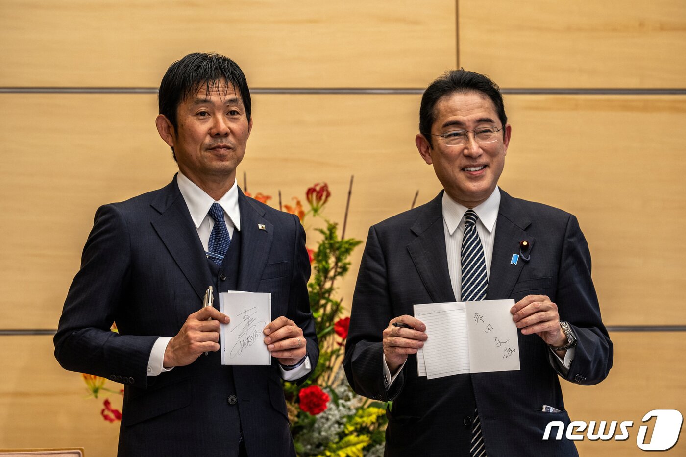 본문 이미지 - 8일 일본 도쿄 총리 관저에서 에서 기시다 후미오 총리와 일본 축구 대표팀 모리야스 하지메 감독이 서로의 친필 사인을 들고 포즈를 취하고 있다. ⓒ 로이터=뉴스1 ⓒ News1 권진영 기자