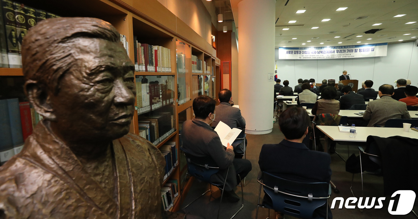 (서울=뉴스1) 임세영 기자 = 김성재 김대중노벨평화상기념관 이사장 8일 오후 서울 마포구 신촌로 연세대학교 김대중도서관에서 열린 김대중 대통령 노벨평화상 수상 22주년 기념식 및 …