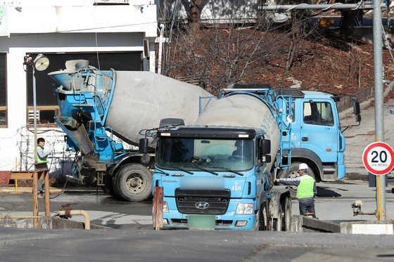 금천구서 레미콘 차량 전복돼 전신주 파손…정전 2시간 만에 복구