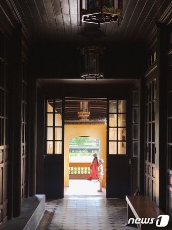 본문 이미지 - 아오자이 차림을 하고 지나가는 현지인ⓒ News1