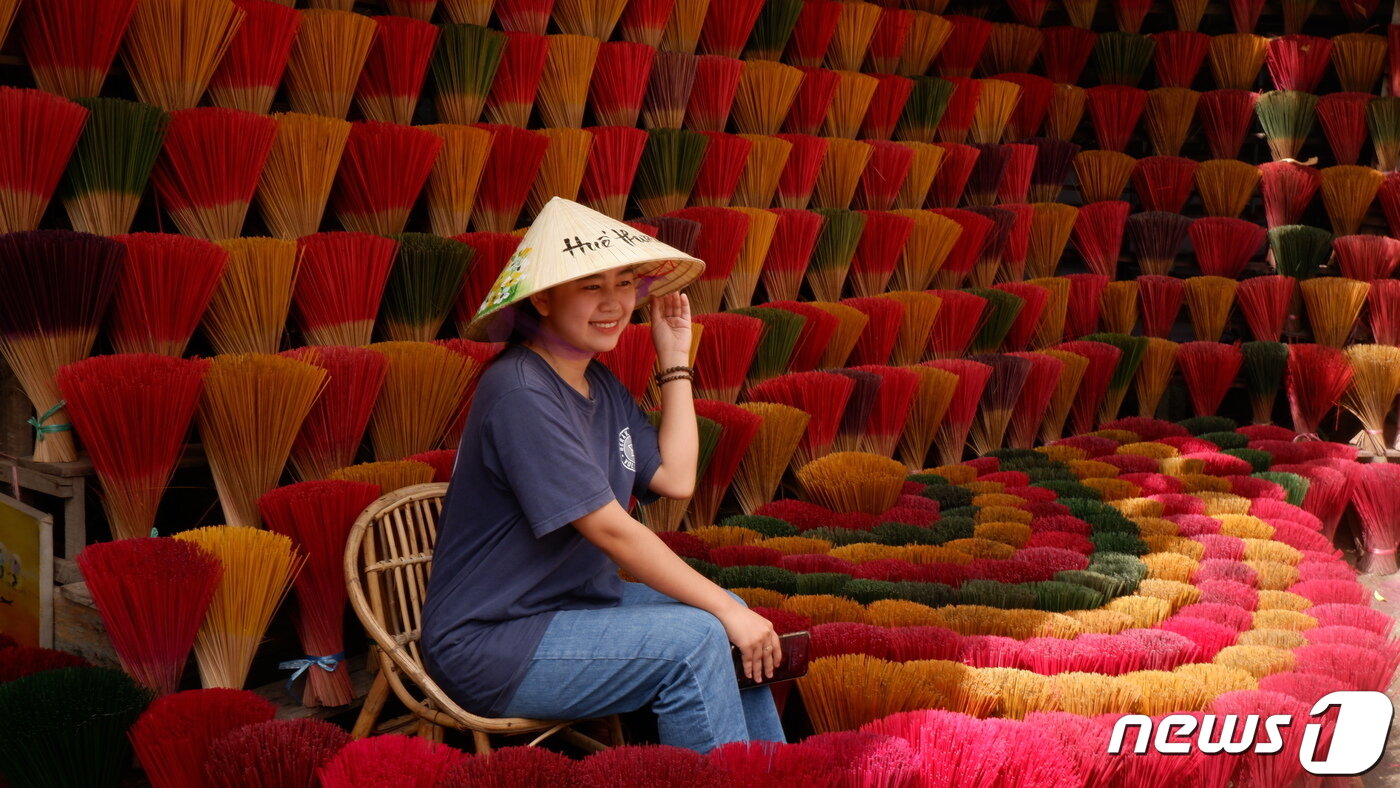 본문 이미지 - 마을의 주민이 인증샷을 찍는 시범을 보이고 있다ⓒ News1 