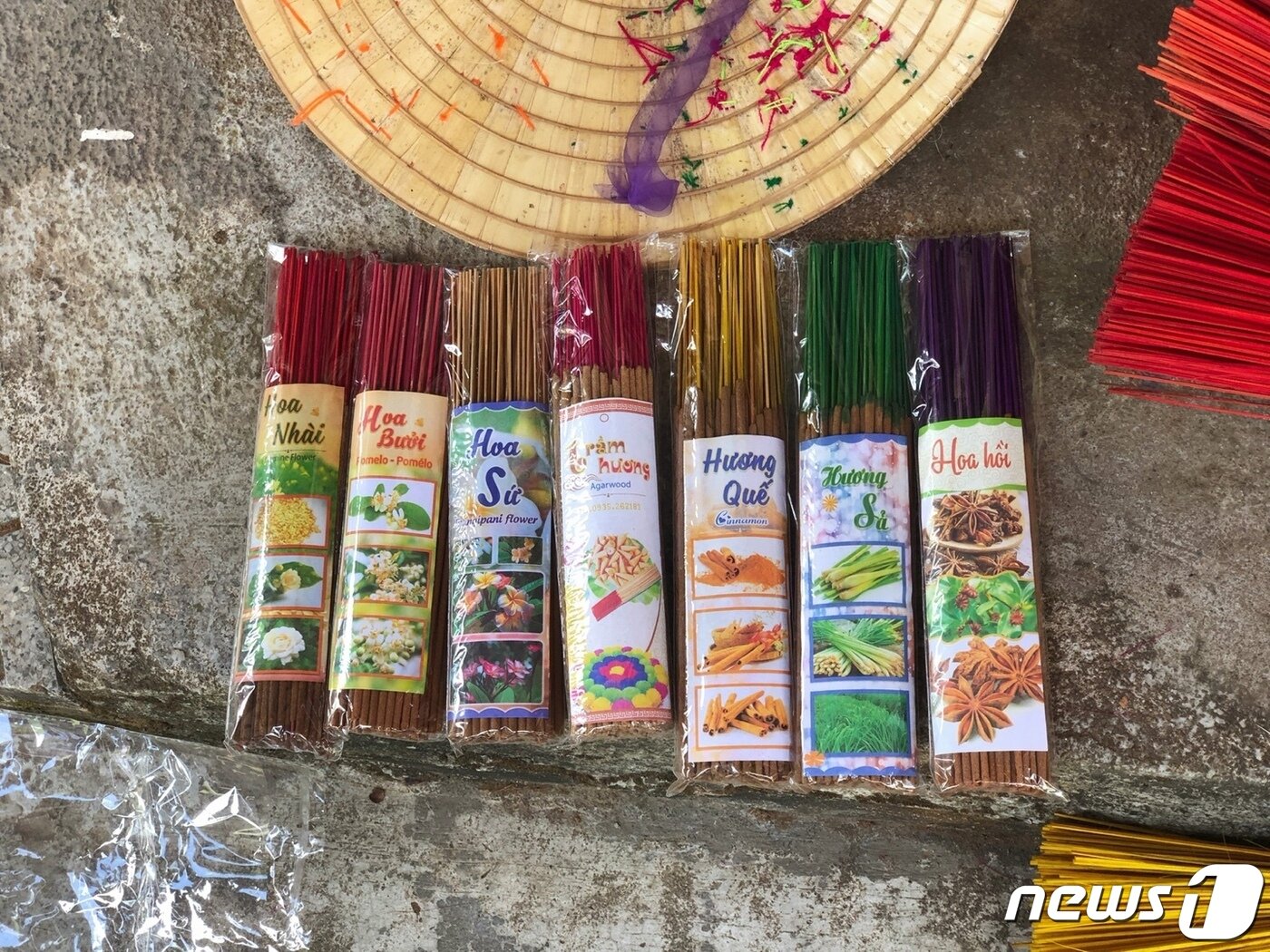 본문 이미지 - 투이 쉬안 마을에서 판매하는 유기농 인센스ⓒ News1