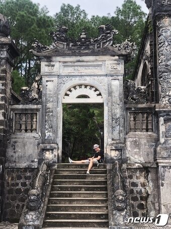 본문 이미지 - 계성전 옆 계단에서 쉬고 있는 외국인 여행객의 모습ⓒ News1