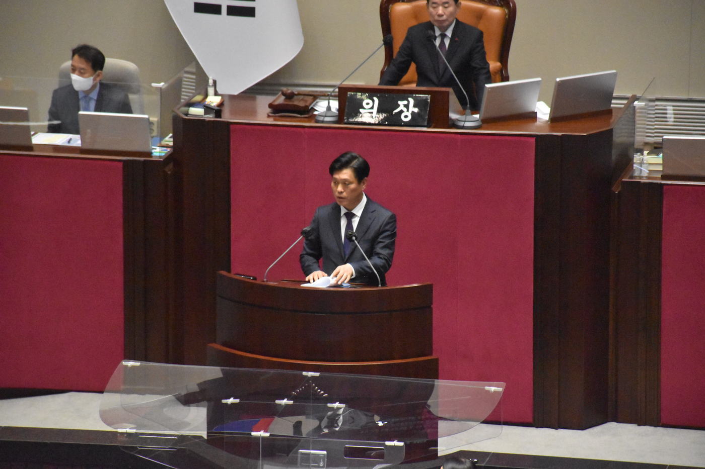 본문 이미지 - 국회 과학기술정보방송통신위원회 야당 간사인 조승래 의원(더불어민주당)이 8일 국회 본회의장에 출석해 '카카오 먹통 방지법' 취지를 설명하고 있다. (조승래 의원실 제공)