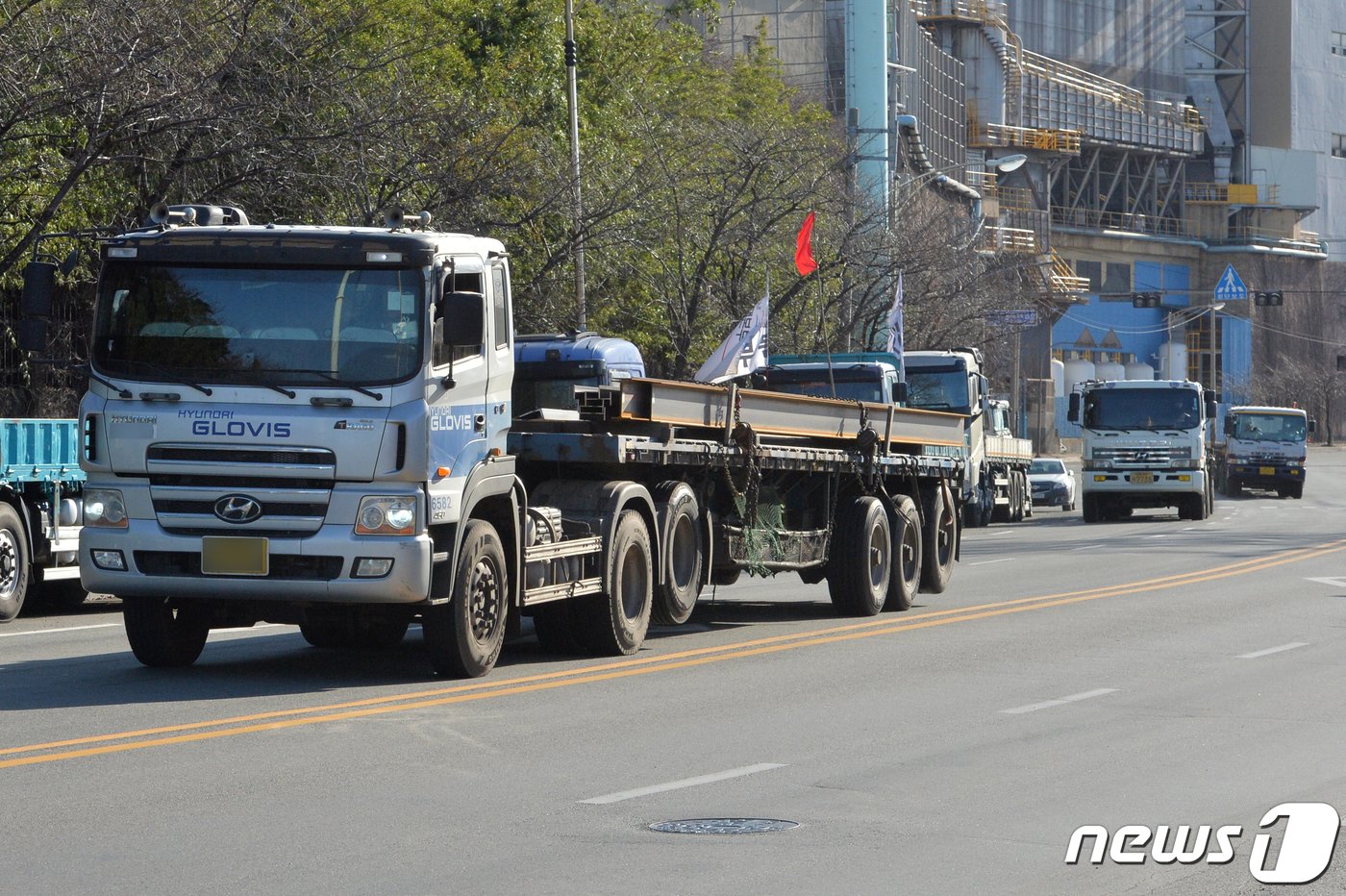 8일 오후 정부가 화물연대 파업과 관련 시멘트에 이어 철강과 석유 화학 부문에 업무개시명령을 발동한 가운데 경북 포항시 남구 철강공단 도로 곳곳에서 화물차량들의 운행이 늘어나고 있다. 2022.12.8/뉴스1 ⓒ News1 최창호 기자