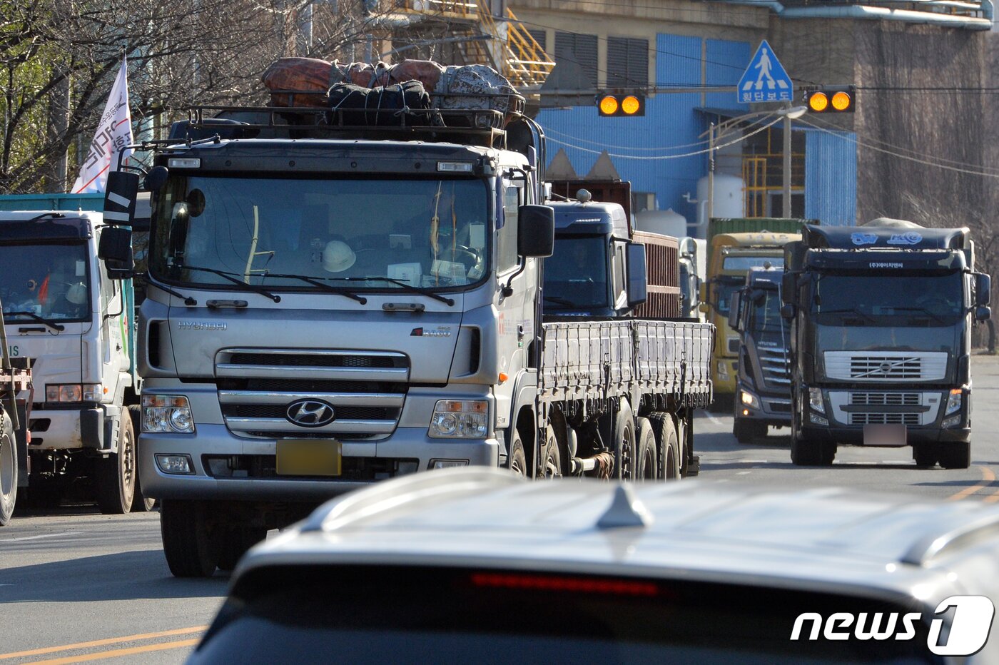 본문 이미지 - 8일 오후 정부가 화물연대 파업과 관련 시멘트에 이어 철강과 정유부문에 업무개시명령을 발동한 가운데 경북 포항시 남구 철강공단 도로 곳곳에서 화물차량들의 운행이 늘어나고 있다. 2022.12.8/뉴스1 ⓒ News1 최창호 기자
