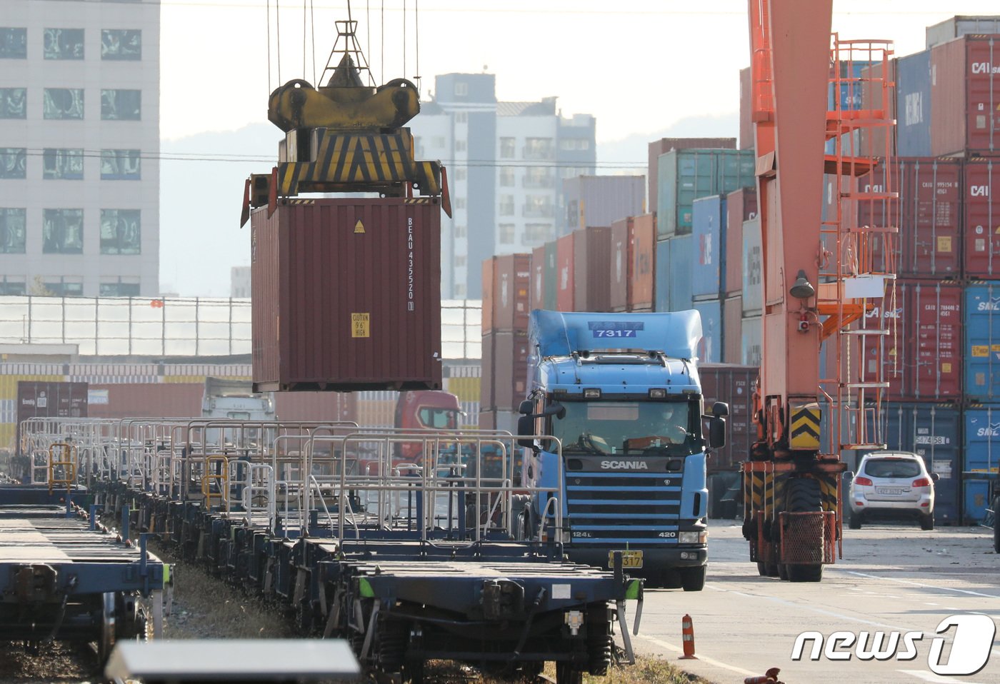 본문 이미지 - 민주노총 공공운수노조 화물연대본부의 집단운송거부&#40;총파업&#41; 행동이 15일째를 맞은 8일 오후 경기 의왕시 의왕ICD제1터미널에서 크레인이 컨테이너를 운송 준비를 하고 있다. 정부는 이날 석유화학·철강분야를 대상으로 추가 운송개시명령&#40;업무개시명령&#41;을 발동했다. 2022.12.8/뉴스1 ⓒ News1 김영운 기자