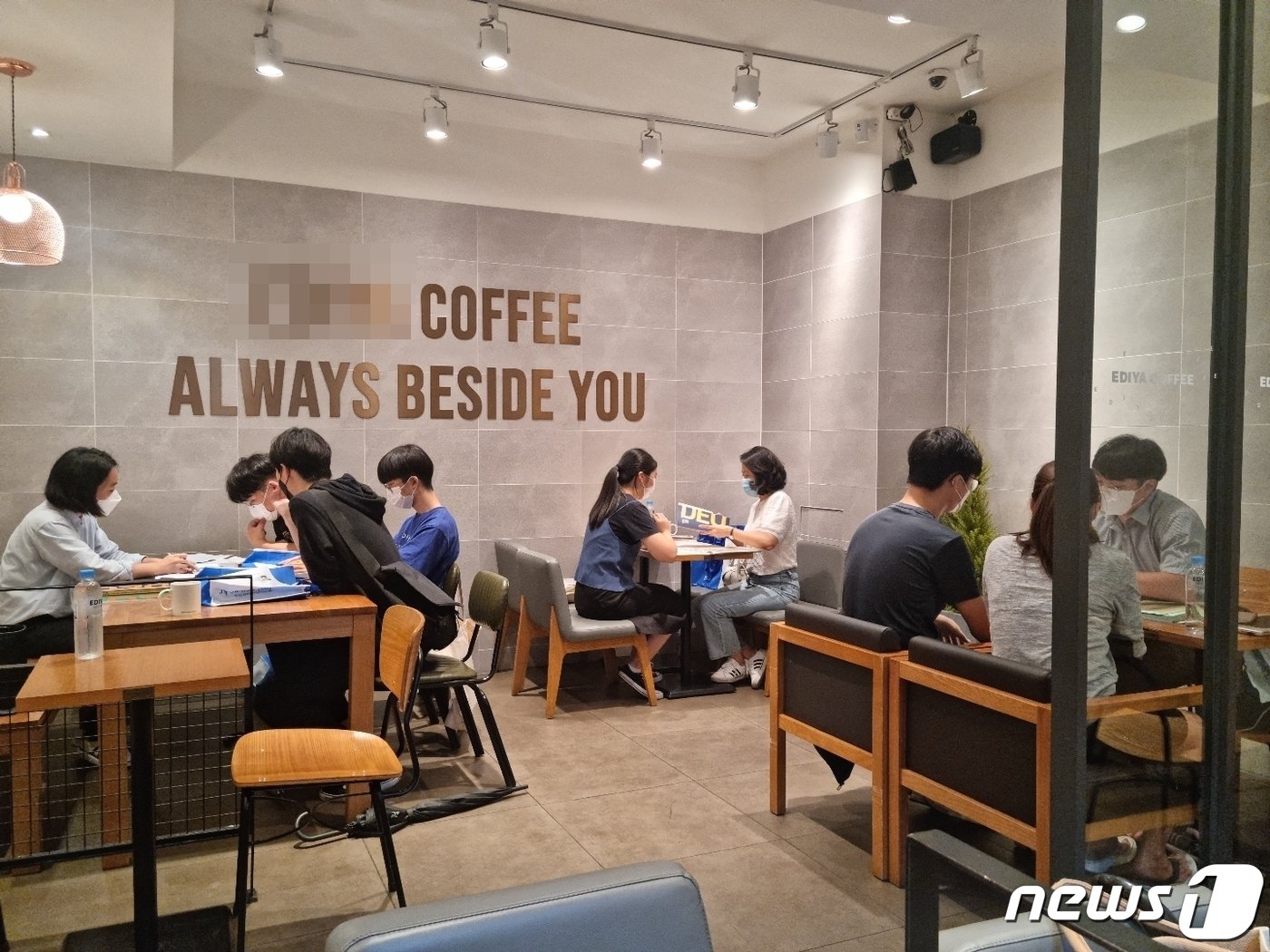 본문 이미지 - 동의대 입학사정관이 찾아가는 '입시상담카페'에서 입학상담을 하고 있다(동의대 제공) 