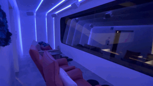 본문 이미지 - 롯데시네마 월드타워점 '수퍼플렉스'의 2층 발코니 상영관.