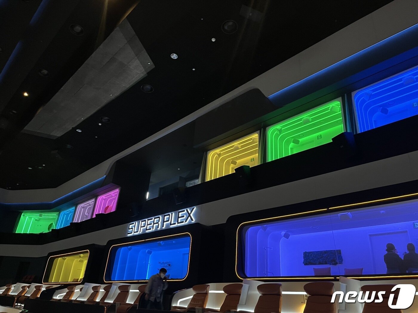 본문 이미지 -  롯데시네마 수퍼플렉스 발코니 형태의 2층 독립 부스.