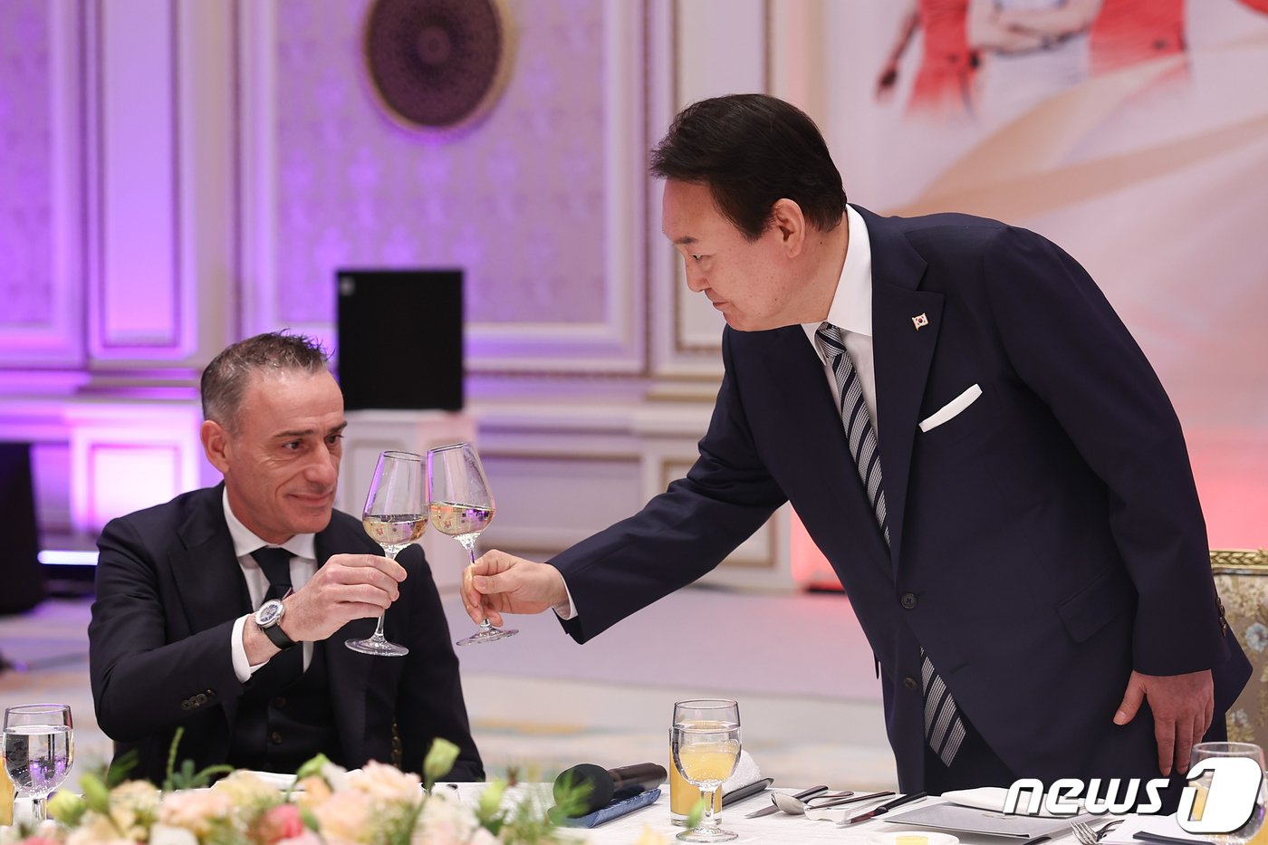 본문 이미지 - 윤석열 대통령이 8일 오후 청와대 영빈관에서 열린 카타르 월드컵 축구 국가대표팀 환영 만찬에서 파울루 벤투 감독과 건배하고 있다. (대통령실 제공) 2022.12.8/뉴스1 ⓒ News1 오대일 기자