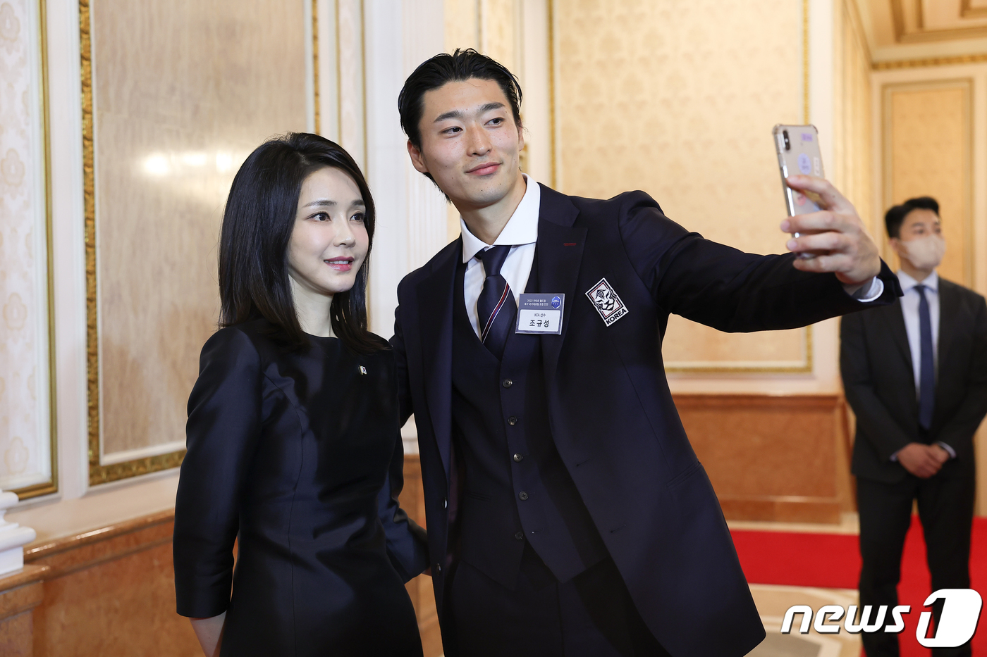 (서울=뉴스1) 오대일 기자 = 윤석열 대통령 부인 김건희 여사가 8일 오후 청와대 영빈관에서 열린 카타르 월드컵 축구 국가대표팀 환영 만찬에서 이번 대회를 통해 스타덤에 오른 조 …