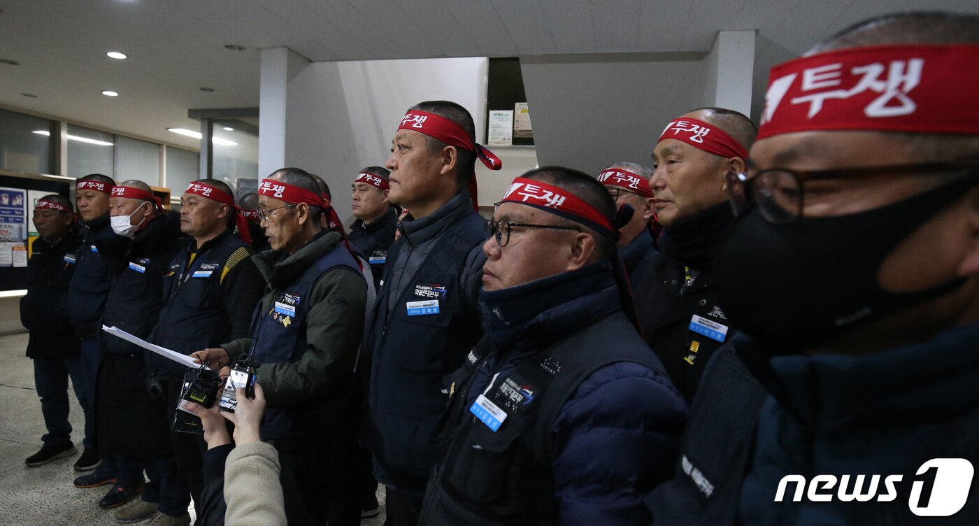 본문 이미지 - 이봉주 민주노총 화물연대 위원장이 8일 대전 대덕구 민주노총 대전지부에서 중앙집행위원회를 마치고 회의결과를 밝히고 있다. 2022.12.8/뉴스1 ⓒ News1 김기태 기자