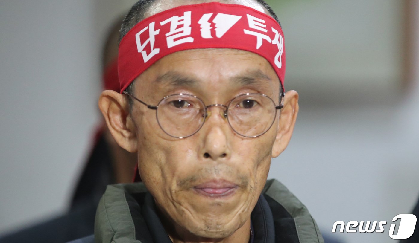 본문 이미지 - 이봉주 민주노총 화물연대 위원장이 8일 대전 대덕구 민주노총 대전지부에서 중앙집행위원회를 마치고 회의결과를 밝히고 있다. 2022.12.8/뉴스1 ⓒ News1 김기태 기자