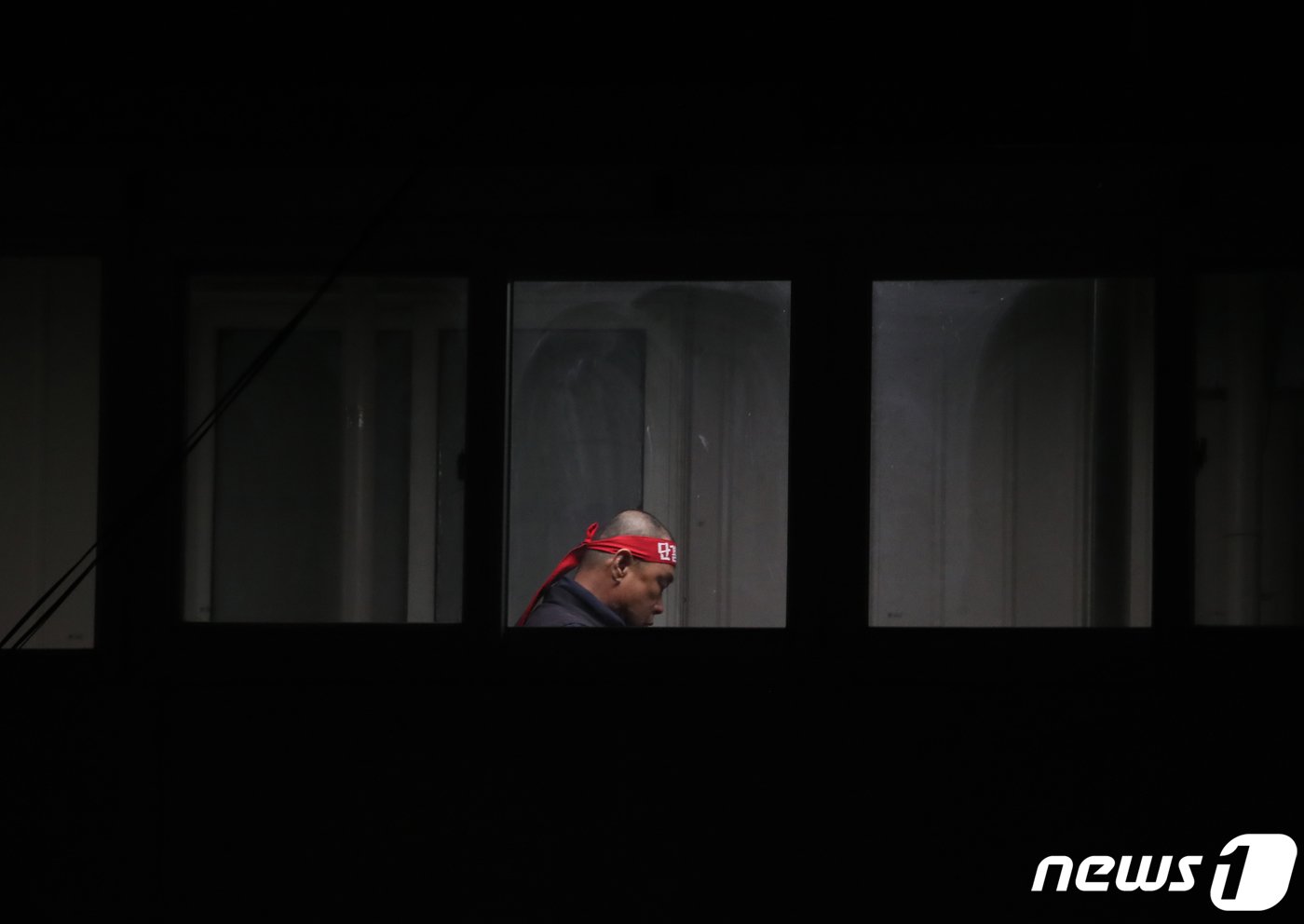 본문 이미지 - 민주노총 화물연대가 8일 대전 대덕구 민주노총 대전지부에서 중앙집행위원회를 열고 파업철회 관련 논의를 진행했다. 화물연대 노조원이 회의장 복도를 지나고 있다. 2022.12.8/뉴스1 ⓒ News1 김기태 기자