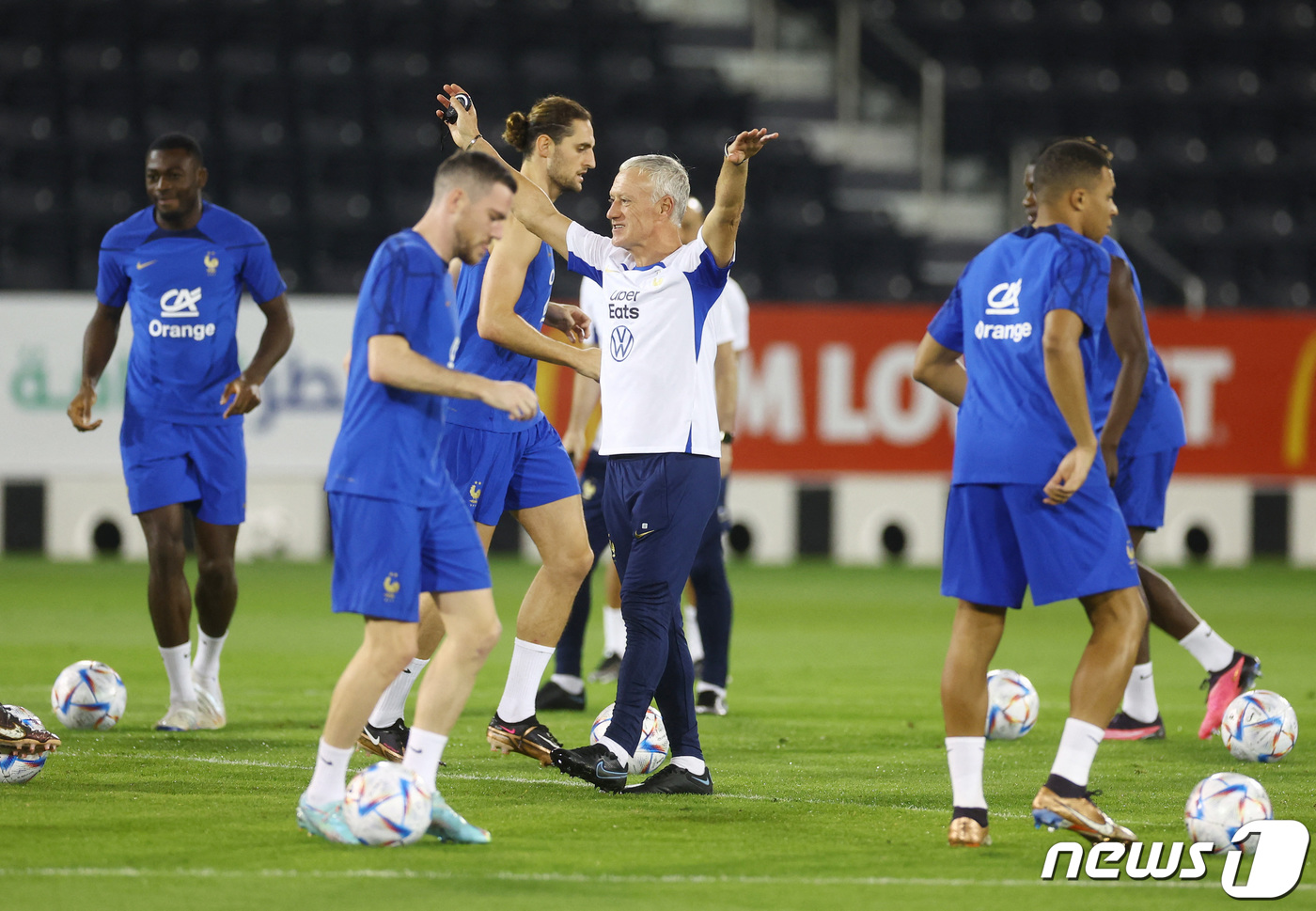 (도하 로이터=뉴스1) 권진영 기자 = 8일(현지시간) 카타르 도하에서 디디에 데샹 프랑스 축구 국가대표팀 감독의 지시에 따라 선수들이 훈련을 하고 있다. 프랑스는 12월11일 일 …