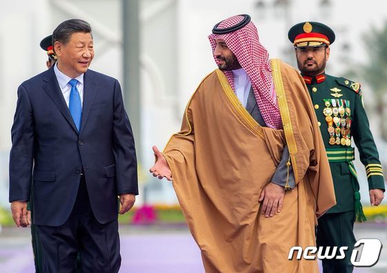 시진핑 중국 국가 주석이 2022년 12월 8일(현지시간) 리야드에서 열린 환영식에 무함마드 빈 살만 사우디아라비아 왕세자와 참석을 하고 있다. © AFP=뉴스1 © News1 우동명 기자