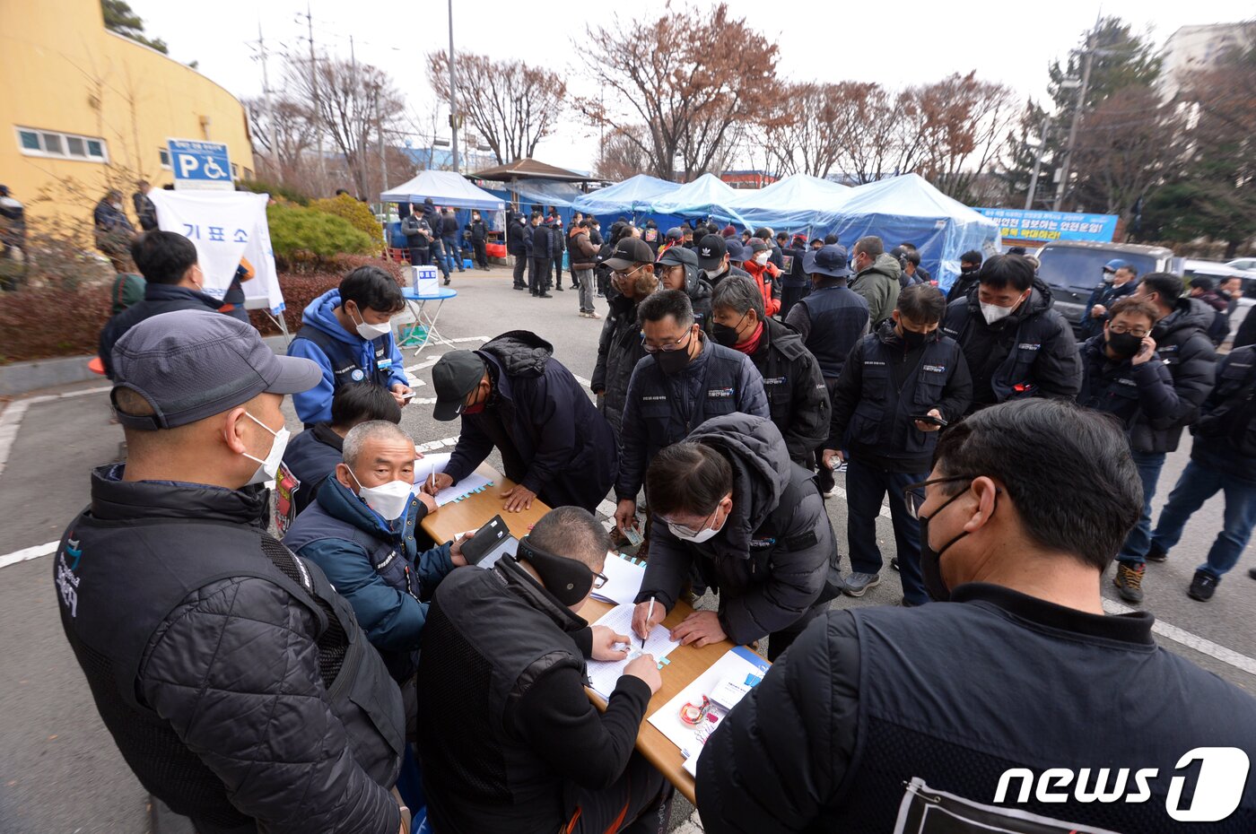 본문 이미지 - 화물연대 파업 16일째인 9일 오전 광주 광산구 진곡화물공영차고지 내 화물연대 광주본부에서 광주 본부 조합원들이 총파업 종료와 현장 복귀 찬반투표를 하고 있다. 2022.12.9/뉴스1 ⓒ News1 이승현 기자
