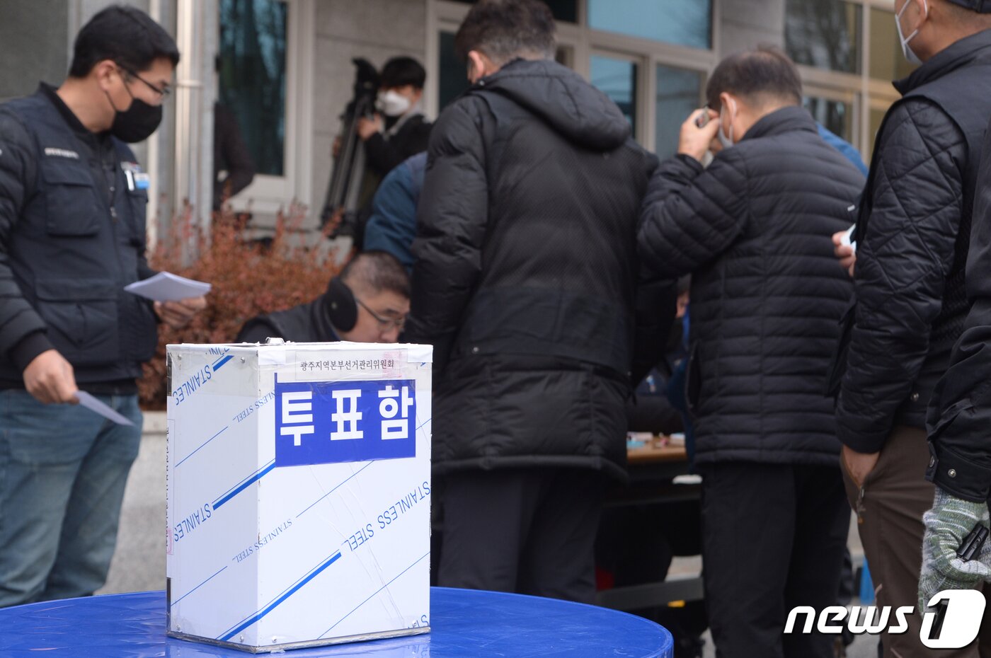 본문 이미지 - 화물연대 파업 16일째인 9일 오전 광주 광산구 진곡화물공영차고지 내 화물연대 광주본부에서 광주 본부 조합원들이 총파업 종료와 현장 복귀 찬반투표를 위해 줄을 서 있다. 2022.12.9/뉴스1 ⓒ News1 이승현 기자