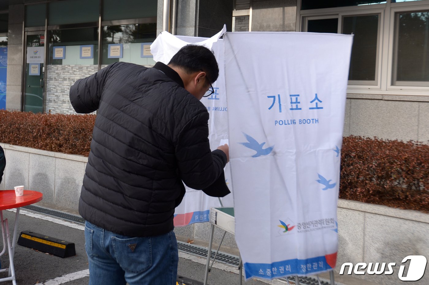 본문 이미지 - 화물연대 파업 16일째인 9일 오전 광주 광산구 진곡화물공영차고지 내 화물연대 광주본부에서 광주 본부 조합원들이 총파업 종료와 현장 복귀 찬반투표를 위해 기표소에 들어서고 있다. 2022.12.9/뉴스1 ⓒ News1 이승현 기자