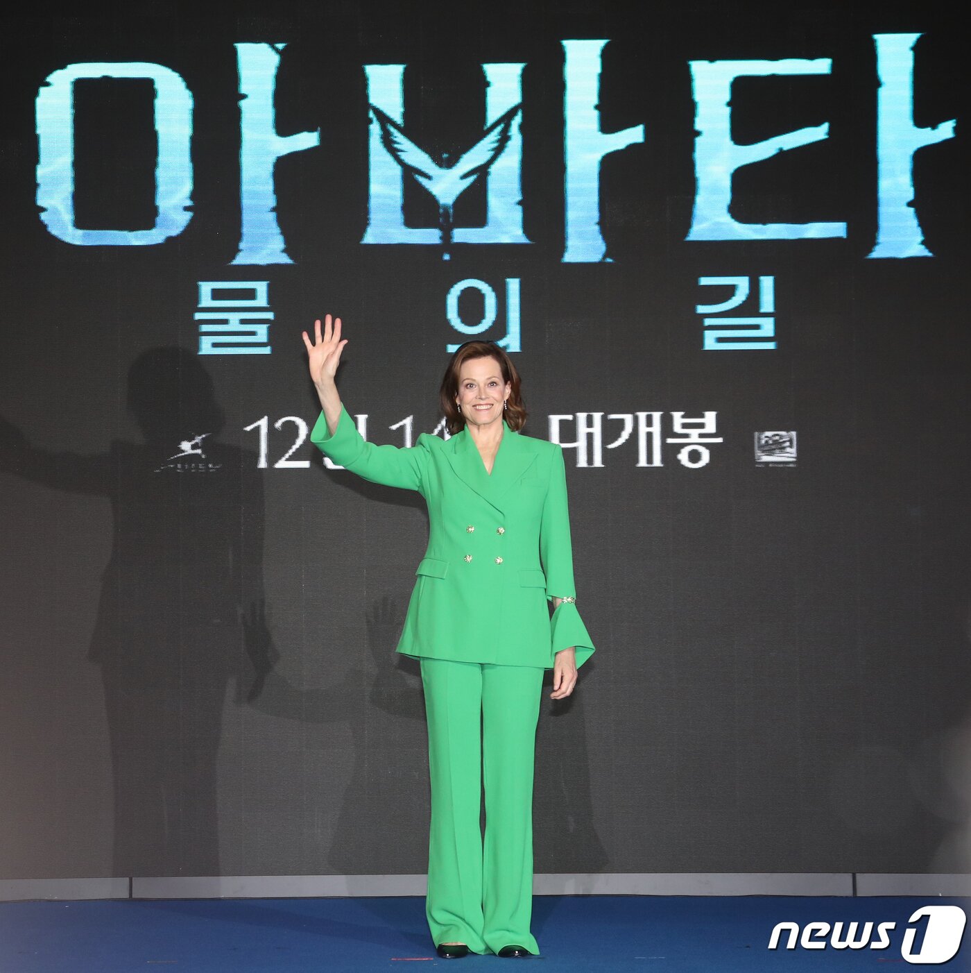 본문 이미지 - 할리우드 배우 시고니 위버가 9일 서울 영등포구 콘래드 서울호텔에서 진행된 영화 '아바타2: 물의 길'(아바타2) 기자간담회에서 손 인사를 하고 있다. ⓒ News1 권현진 기자