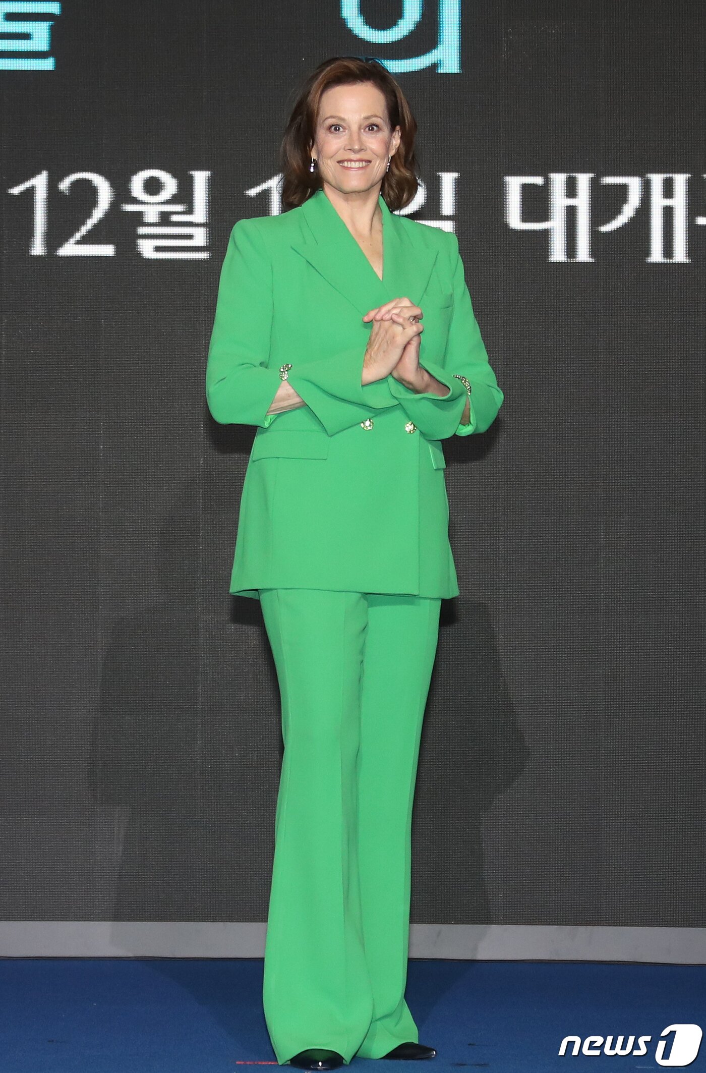 본문 이미지 - 할리우드 배우 시고니 위버가 9일 서울 영등포구 콘래드 서울호텔에서 진행된 영화 '아바타2: 물의 길'(아바타2) 기자간담회에 녹색 계열의 의상을 입고 참석해 미소를 짓고 있다. ⓒ News1 권현진 기자