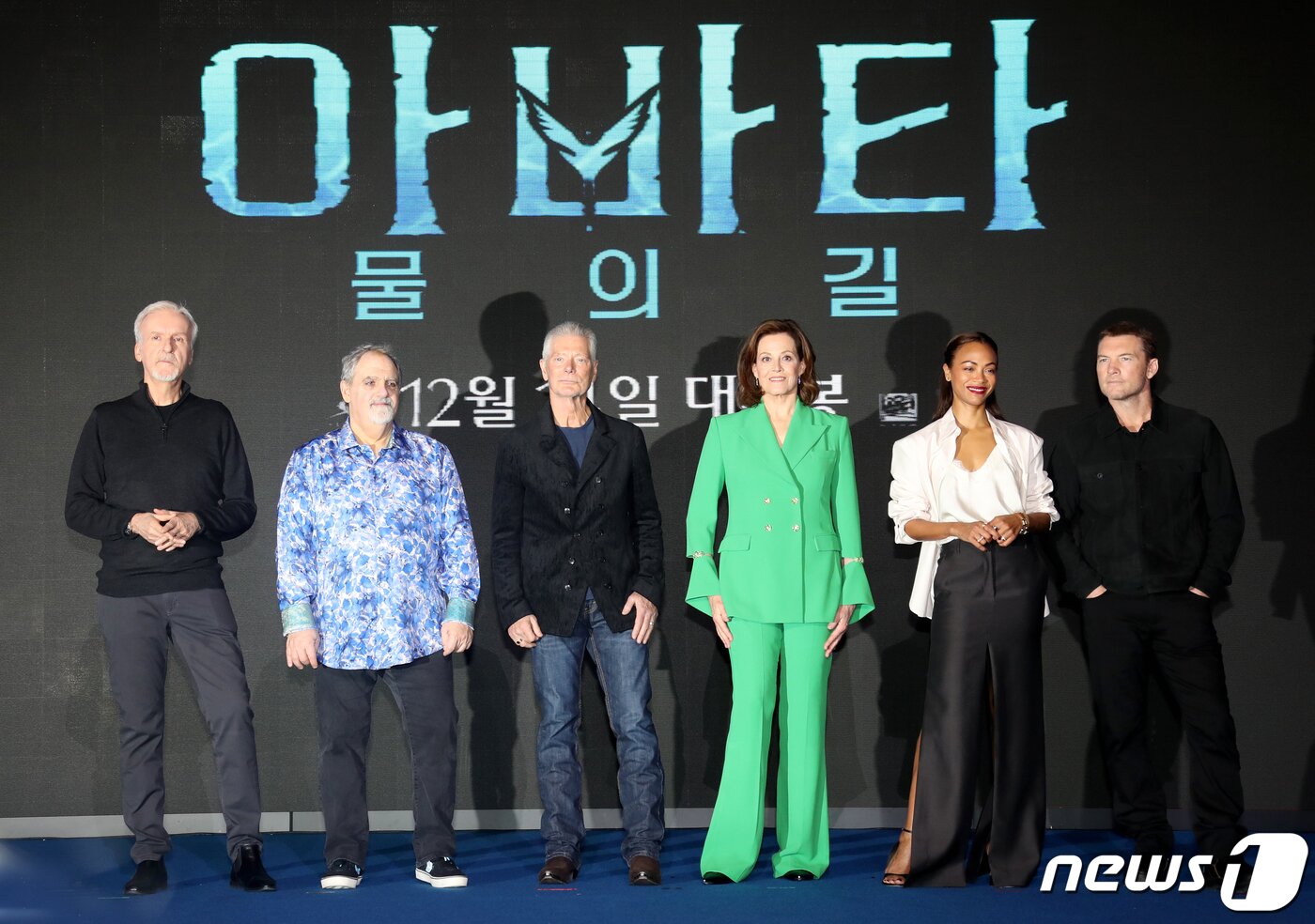 본문 이미지 - 제임스 카메론 감독(왼쪽부터)과 존 랜도 프로듀서, 배우 스티븐 랭, 시고니 위버, 조 샐다나, 샘 워싱턴이 9일 서울 영등포구 콘래드 서울호텔에서 진행된 영화 '아바타2: 물의 길'(아바타2) 기자간담회에서 포즈를 취하고 있다. ⓒ News1 권현진 기자