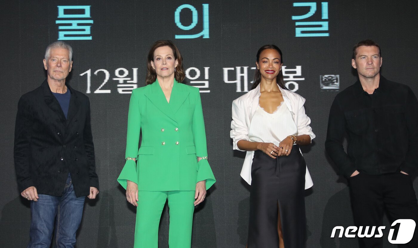 본문 이미지 - 할리우드 배우 스티븐 랭(왼쪽부터)와 시고니 위버, 조 샐다나, 샘 워싱턴이 9일 서울 영등포구 콘래드 서울호텔에서 진행된 영화 '아바타2: 물의 길'(아바타2) 기자간담회에서 매력을 발산하고 있다. ⓒ News1 권현진 기자