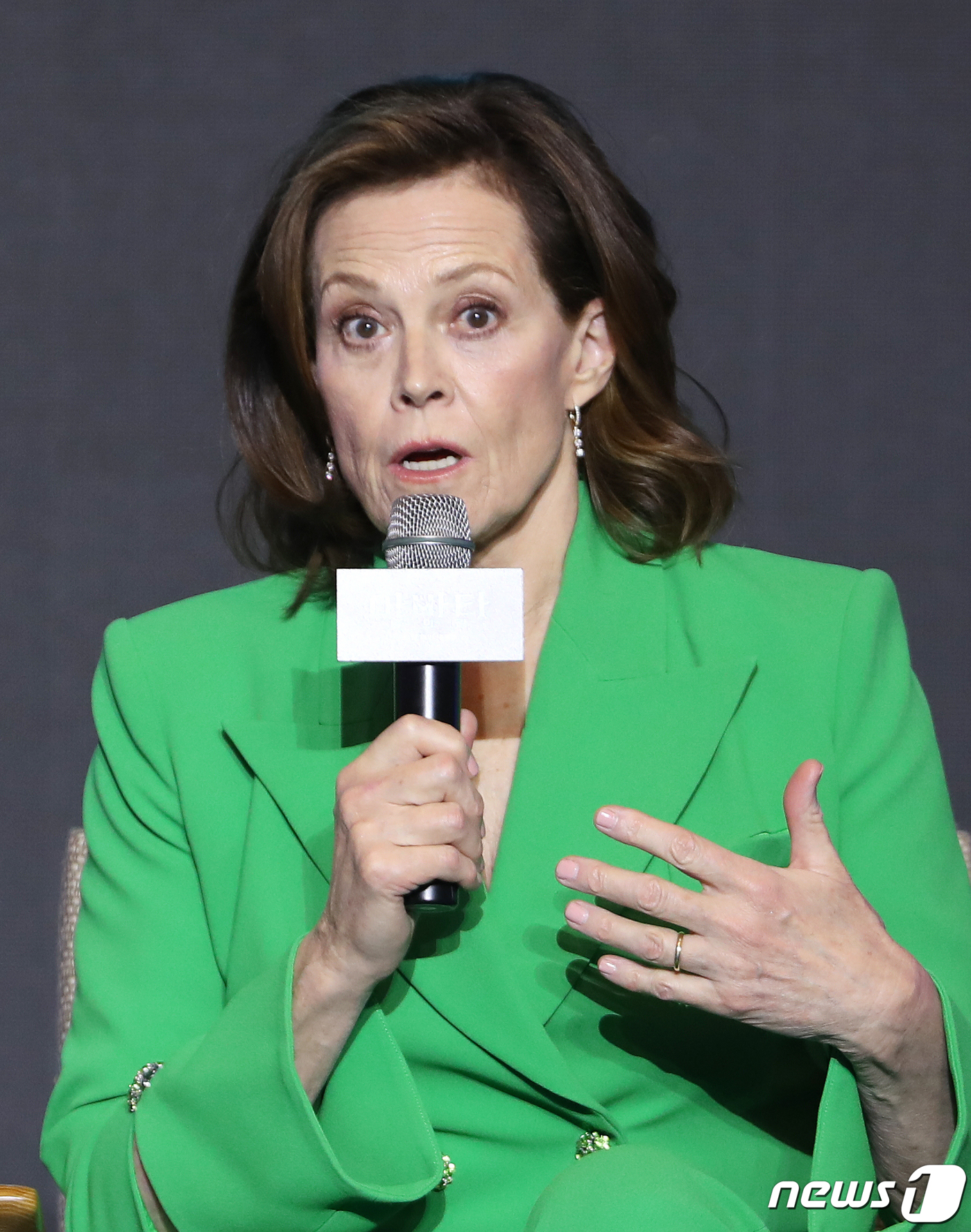 (서울=뉴스1) 권현진 기자 = 할리우드 배우 시고니 위버가 9일 서울 영등포구 콘래드 서울호텔에서 진행된 영화 '아바타2: 물의 길'(아바타2) 기자간담회에서 인사말을 하고 있다 …