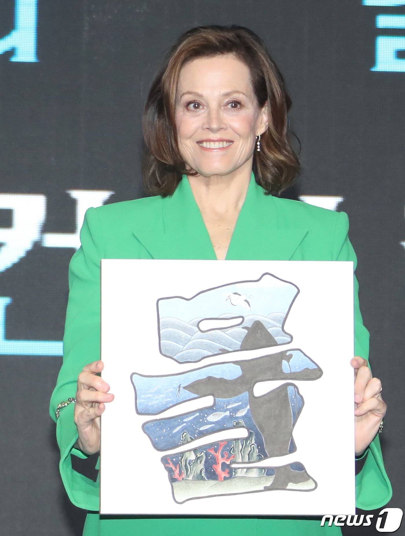 본문 이미지 - 배우 시고니 위버가 9일 서울 영등포구 콘래드 서울호텔에서 진행된 영화 '아바타2: 물의 길'(아바타2) 기자간담회에서 포즈를 취하고 있다. ⓒ News1 권현진 기자