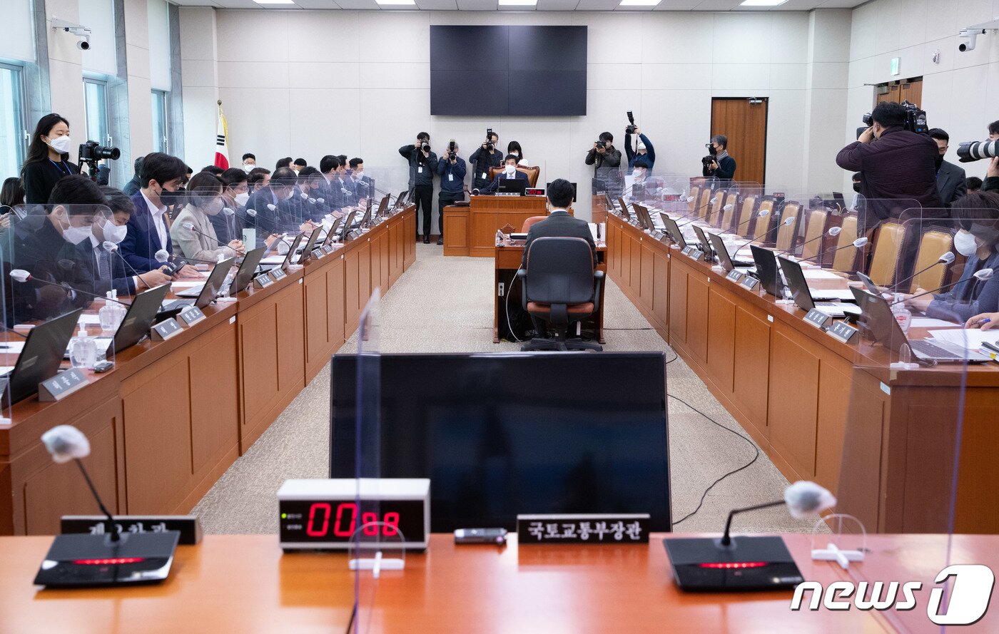 본문 이미지 - 9일 오전 서울 여의도 국회에서 열린 국토교통위원회 전체회의에서 ‘안전운임제 3년 연장안’인 화물자동차 운수사업법 일부개정법률안이 야당 단독으로 의결 되고 있다. 2022.12.9/뉴스1 ⓒ News1 이재명 기자