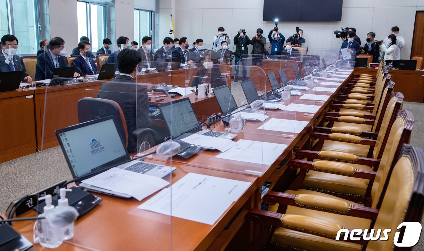 김민기 국회 국토교통위원회 위원장이 9일 오전 서울 여의도 국회에서 열린 국토교통위원회 전체회의에서 의사봉을 두드리고 있다. 국민의힘 의원들은 전체 불참한 가운데 더불어민주당 단독으로 &#39;안전운임제 일몰 3년 연장&#39; 법안이 의결됐다. 2022.12.9/뉴스1 ⓒ News1 이재명 기자