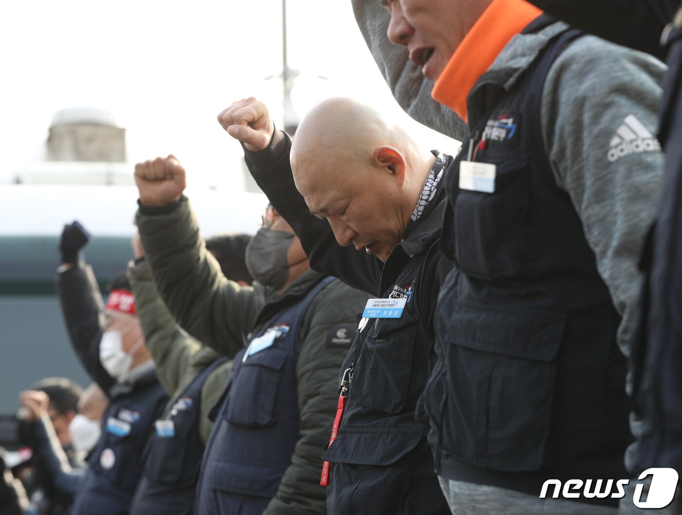 본문 이미지 - 민주노총 공공운수노조 화물연대본부 조합원들이 9일 오후 경기 의왕시 화물연대 서울경기지역본부에서 총파업 철회 발표 후 눈물을 흘리고 있다. 화물연대는 파업 16일 만에 총파업을 철회하고 업무에 복귀하기로 했다. 2022.12.9/뉴스1 ⓒ News1 신웅수 기자