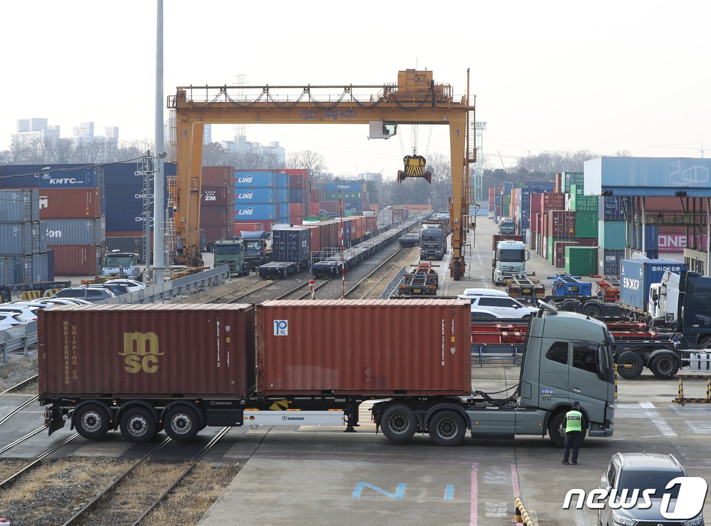 본문 이미지 - 민주노총 공공운수노조 화물연대가 파업 16일 만에 총파업을 철회하고 업무에 복귀하기로 했다. 파업에 대한 싸늘한 시선과 &#39;법과 원칙&#39;에 따른 대응을 고수한 정부 방침에 파업 명분을 찾기 어려웠기 때문이란 분석이다. 사진은 9일 오후 경기 의왕시 의왕ICD에서 화물차들이 업무에 복귀하는 모습. 2022.12.9./뉴스1 ⓒ News1 신웅수 기자