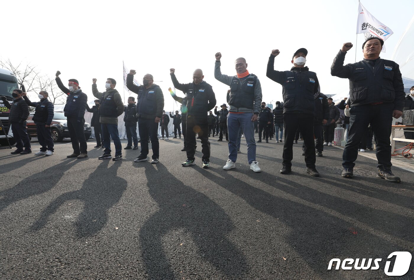 본문 이미지 - 민주노총 공공운수노조 화물연대본부 조합원들이 9일 오후 경기 의왕시 화물연대 서울경기지역본부에서 총파업 철회 발표 후 구호를 외치고 있다. 화물연대는 파업 16일 만에 총파업을 철회하고 업무에 복귀하기로 했다. 2022.12.9/뉴스1 ⓒ News1 신웅수 기자